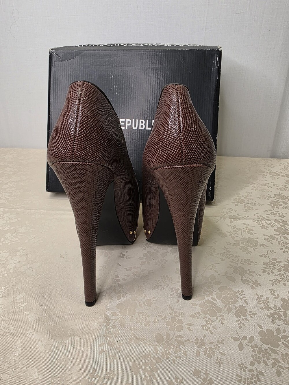 Shoe Republic LA Ethanie Brown Gold Studded Platform Stiletto Heels Size 7.5 - Picture 5 of 10